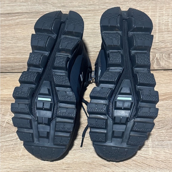 ON Running Waterproof cloudrock black hiking boots Women’s size 7 shoes - Picture 7 of 9